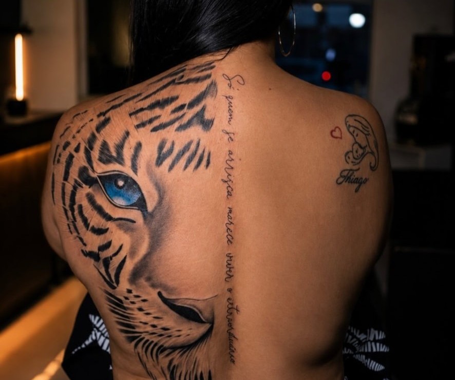Tatuagem realista de tigre nas costas com lettering