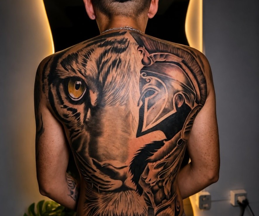 Fechamento de costas com tigre e guerreiro espartano